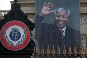 602620-le-portrait-de-mandela-le-6-decembre-2013-au-quai-d-orsay