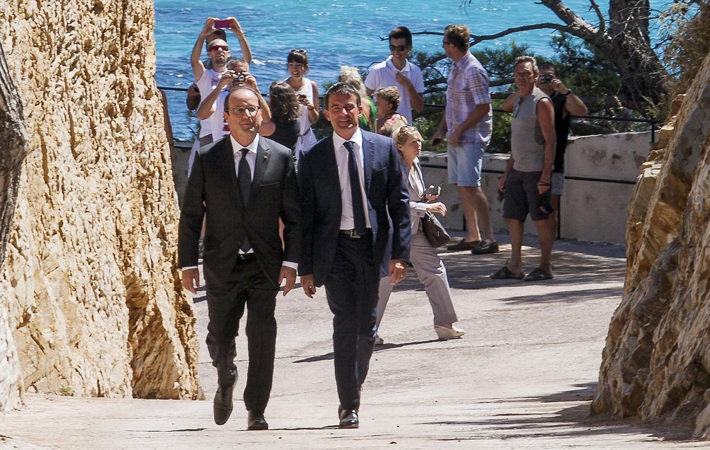 Francois-Hollande-et-Manuel-Valls-au-Fort-de-Bregancon-a-Bormes-les-Mimosas-le-15-aout-2014_exact1024x768_l